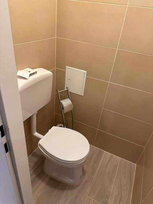 Ferienwohnung Direkt Bei U1 Wien Exterior foto