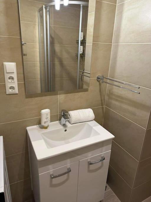 Ferienwohnung Direkt Bei U1 Wien Exterior foto